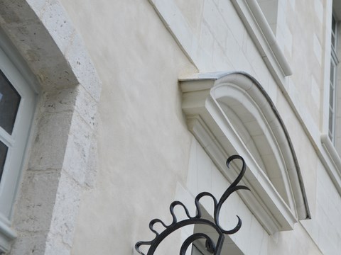 Réparation, remplacement des pierres de taille des entourages de fenêtres et de portes - Enduit traditionnel à la chaux Beaugency