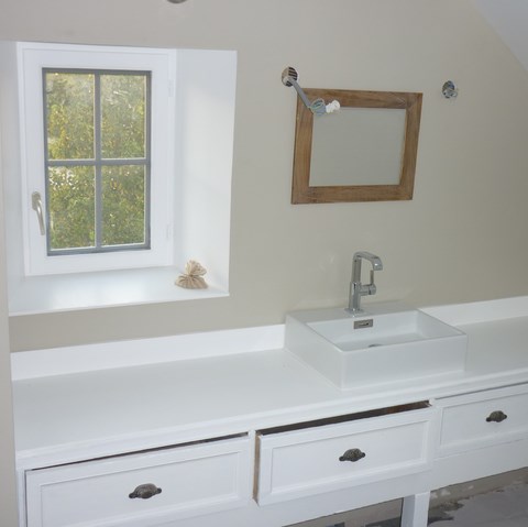 Création et aménagement d'une salle de bain dans le cadre d'une rénovation de maison avec des matériaux de récupération (Loiret, 45)